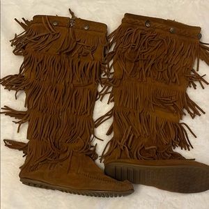 Minnetonka 5-layer fringe boot